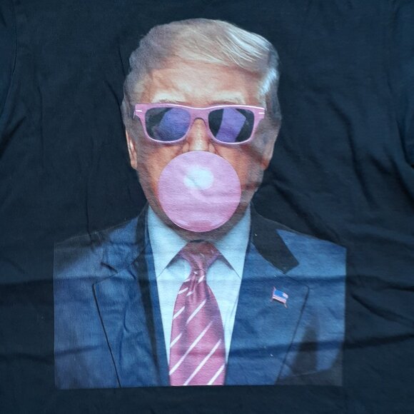 New Small Trump Pink Bubble Gum and Sunglasses Black T-Shirt - Picture 2 of 4